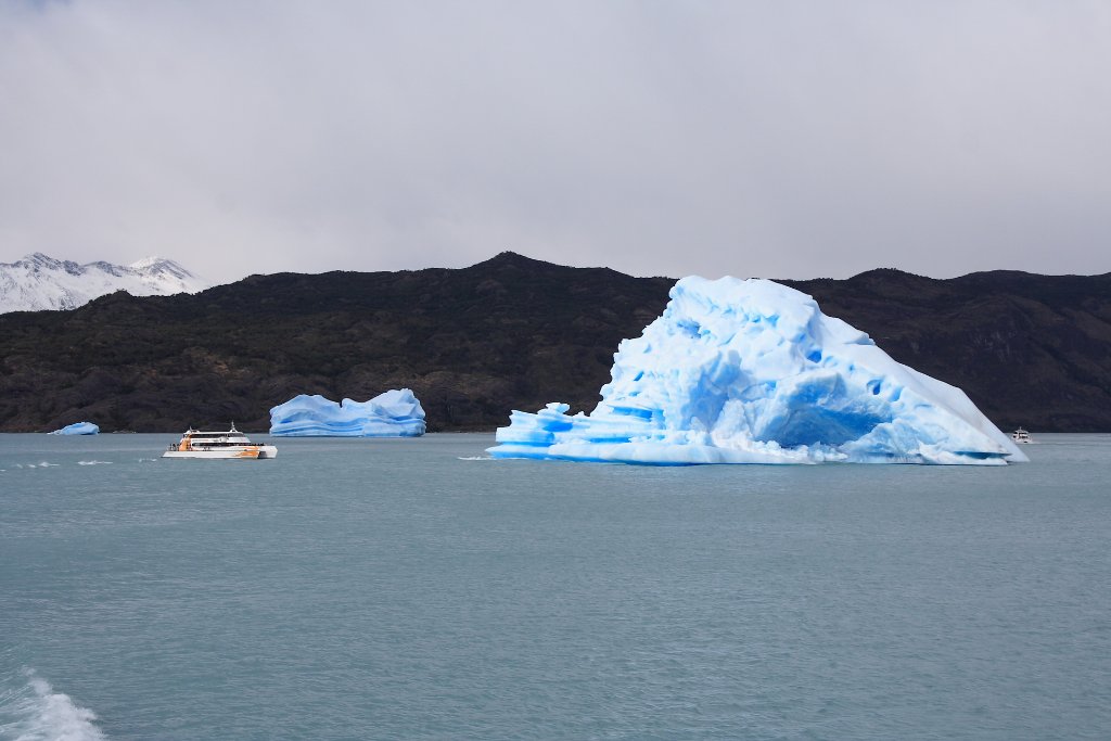 27-A big iceberg from the Upsala glacier.jpg - A big iceberg from the Upsala glacier